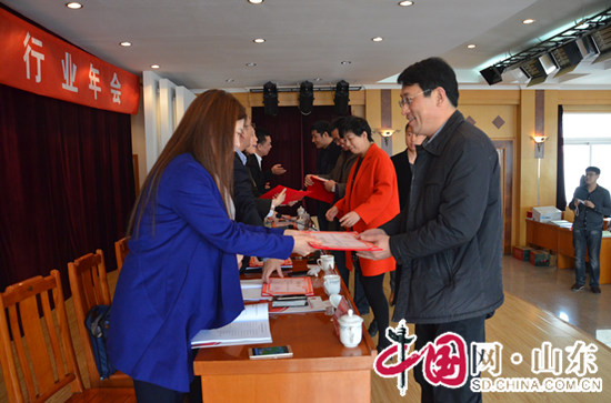 點擊圖片翻到下一頁>> 山東省會展行業年會舉行 發布《2015山東省會展業發展報告》